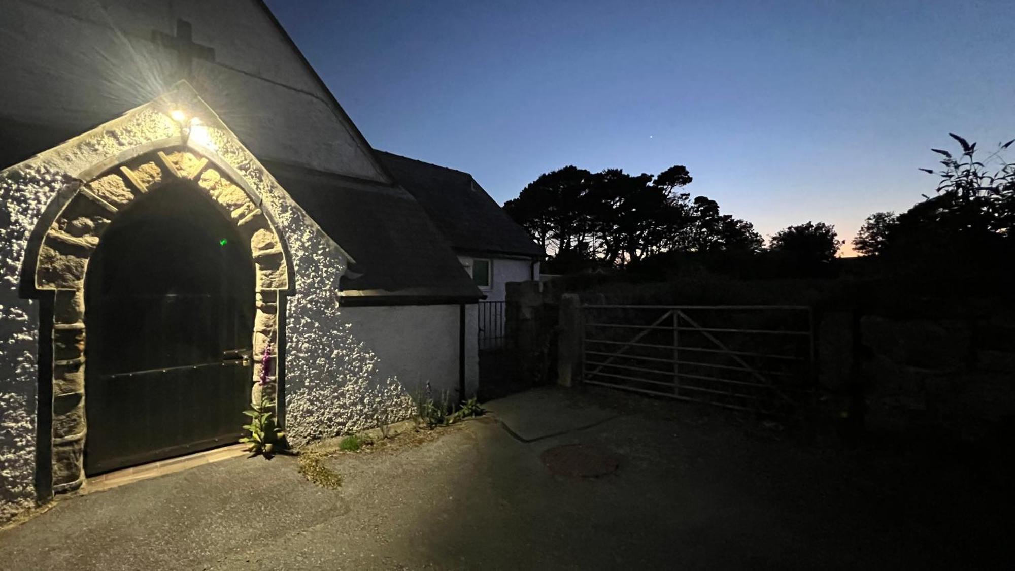 Llanw Malltraeth - Malltraeth Tides Llangadwaladr  Kültér fotó
