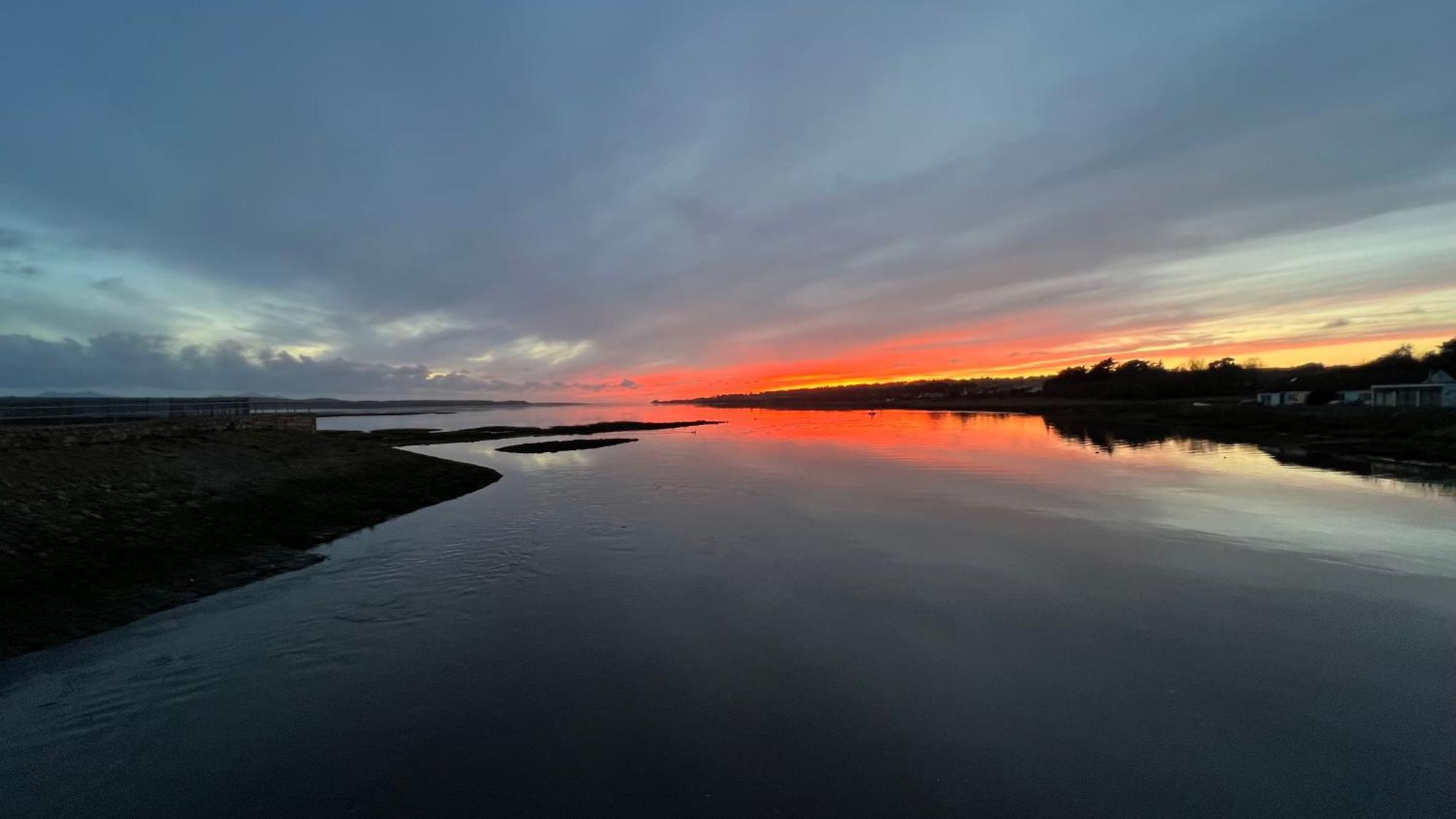 Llanw Malltraeth - Malltraeth Tides Llangadwaladr  Kültér fotó